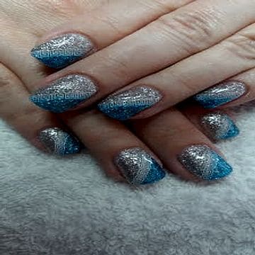 Nägel mit diagonal geteiltem Design aus Blau und Silberglitzer