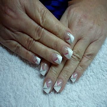 Klassisches weißes French mit rosa Dreieck-Akzent an der Spitze, auf blauem Tuch